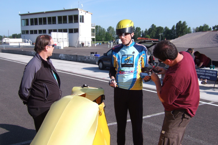 Bill holds a WHAM and talks with Tom Moxon of Ecospeed while Tom Breedlove tapes the connectors before the first race.