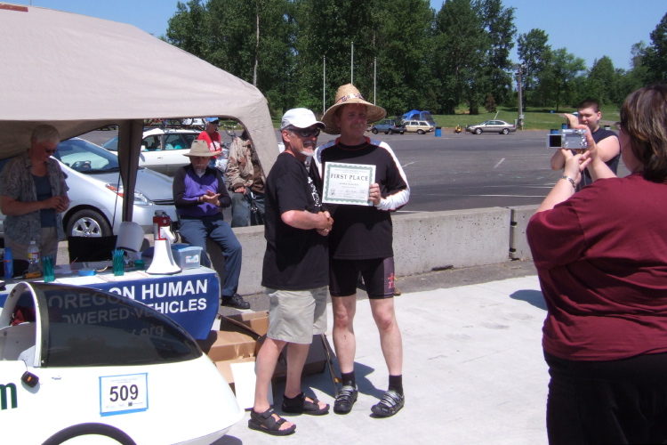 Bill Bates receives his certificate for winning his division in the eCat1 race.
