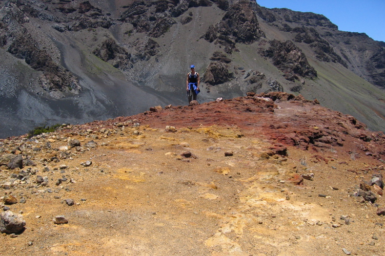 More colorful rock on Ka Lu'u o ka 'O'o.