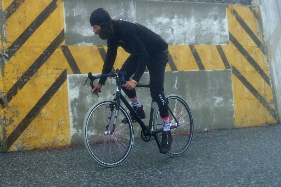 Non Low-Key climber on a fixie