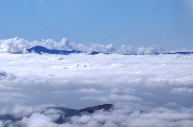Fog crashing over Loma Prieta (3791ft) and Loma Ridge.