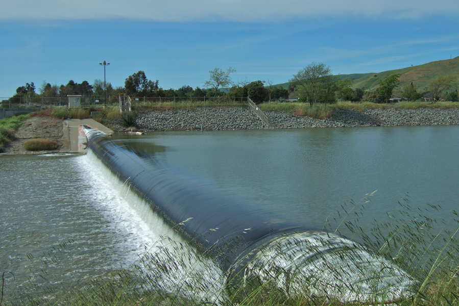 A smaller inflatable dam on Alameda Creek