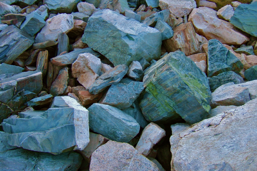 Blocks of greenstone (serpentine) among the boulders.