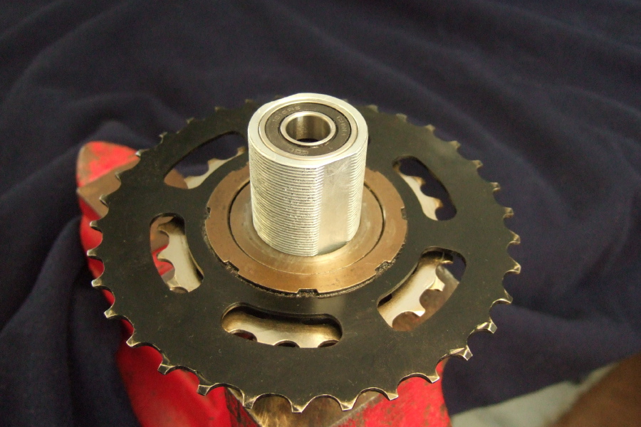 Assembling the mid-drive: Screwing the shaft into the freewheel.