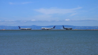 Jumbo jets queue for takeoff at SFO (10ft)