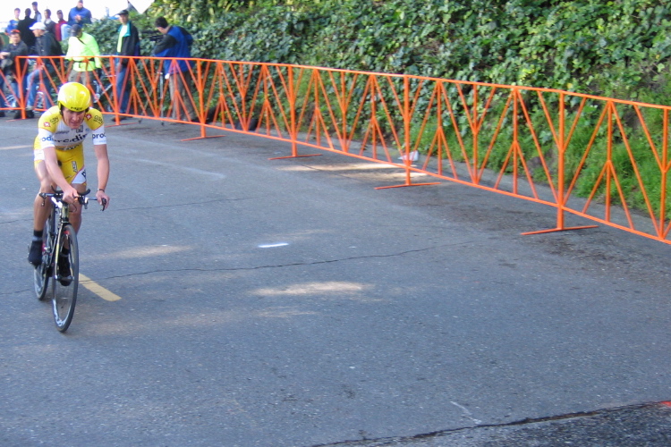 A Saunier Duval Prodir rider stats up Telegraph Hill. (1)