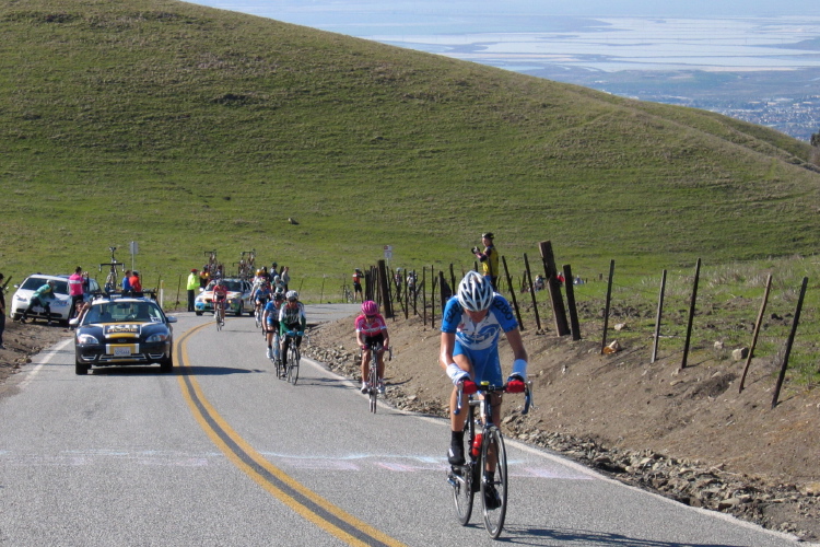 More riders split from the peloton (2)