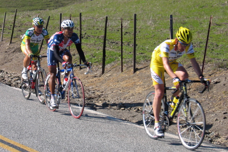 More riders split from the peloton (6)