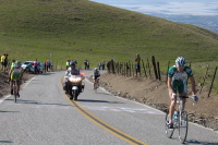 More riders split from the peloton (9)