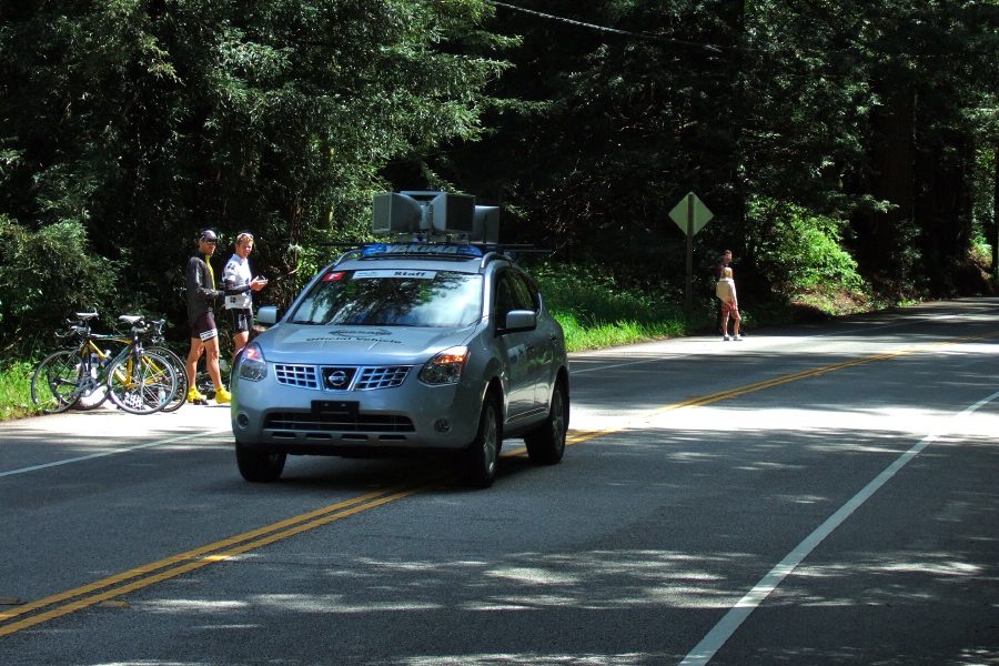 The Loudspeaker Car goes by announcing the three-man breakaway.